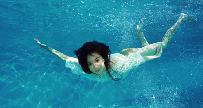 Những bức hình long lanh dưới nước của người đẹp họ Tôn. Những bức hình long lanh dưới nước của người đẹp họ Tôn.