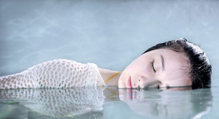 Trông Tôn Phi Phi như một nữ thần quyến rũ và gợi cảm trong làn nước mát dịu. Trông Tôn Phi Phi như một nữ thần quyến rũ và gợi cảm trong làn nước mát dịu.