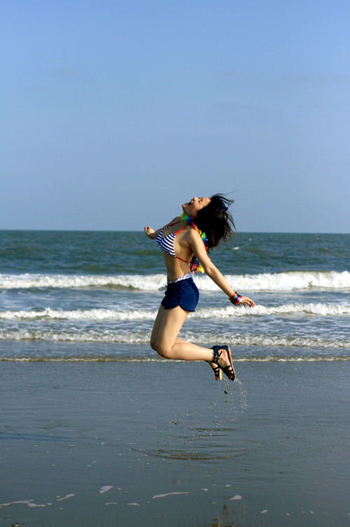 Hình ảnh Thủy Top nhí nhảnh trước biển vào cuối tháng 9/2010. (ảnh 24h)