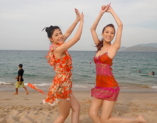 Cả hai diện bộ bikini gợi cảm và váy đi biển rực rỡ sắc màu, vui đùa hồn nhiên giữa làn nước xanh mát. Cả hai diện bộ bikini gợi cảm và váy đi biển rực rỡ sắc màu, vui đùa hồn nhiên giữa làn nước xanh mát.