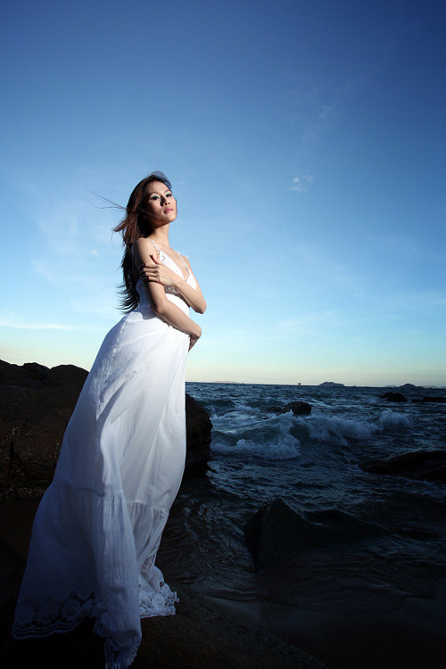 Siêu mẫu Thái Hà cùng Quang Hòa đã có những phút tham quan, chụp ảnh thật lãng mạn và bay bổng trên bãi biển ghềnh Ráng Tiên Sa, thành phố Quy Nhơn, tỉnh Bình Định. Siêu mẫu Thái Hà cùng Quang Hòa đã có những phút tham quan, chụp ảnh thật lãng mạn và bay bổng trên bãi biển ghềnh Ráng Tiên Sa, thành phố Quy Nhơn, tỉnh Bình Định.