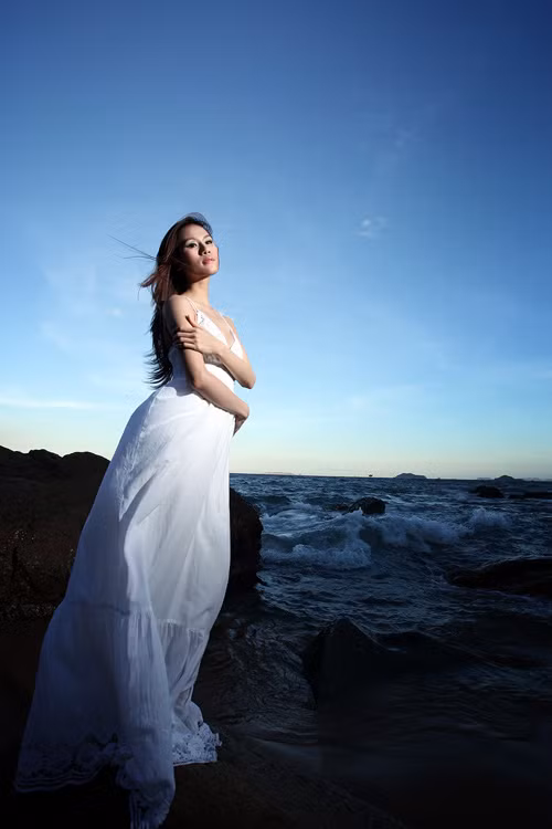 Siêu mẫu Thái Hà cùng Quang Hòa đã có những phút tham quan, chụp ảnh thật lãng mạn và bay bổng trên bãi biển ghềnh Ráng Tiên Sa, thành phố Quy Nhơn, tỉnh Bình Định.