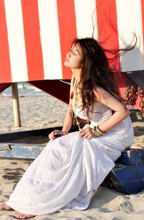 Những hình ảnh Thủy Top thướt tha váy trắng trên biển phần nào giải thích tại sao cái tên Thủy Top lại 'nổi như cồn' ở Việt Nam như vậy.