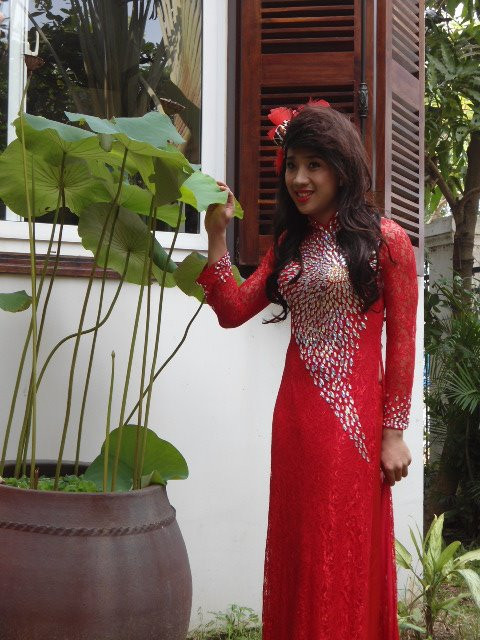 Trấn Thành đã tiếp bước các nghệ sĩ hài đàn anh như Hoài Linh, Thành Lộc, anh hóa thân thành phụ nữ cũng rất "ngọt". Trấn Thành đã tiếp bước các nghệ sĩ hài đàn anh như Hoài Linh, Thành Lộc, anh hóa thân thành phụ nữ cũng rất "ngọt".