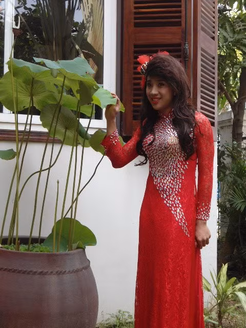 Trấn Thành đã tiếp bước các nghệ sĩ hài đàn anh như Hoài Linh, Thành Lộc, anh hóa thân thành phụ nữ cũng rất "ngọt".