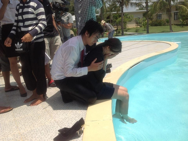 Nghía qua loạt ảnh hậu trường, có thể thấy Anh Tuấn khá thân thiết với Băng Di, dù trong phim anh chàng bị cô nàng "đá đít". (theo PLXH) Nghía qua loạt ảnh hậu trường, có thể thấy Anh Tuấn khá thân thiết với Băng Di, dù trong phim anh chàng bị cô nàng "đá đít". (theo PLXH)