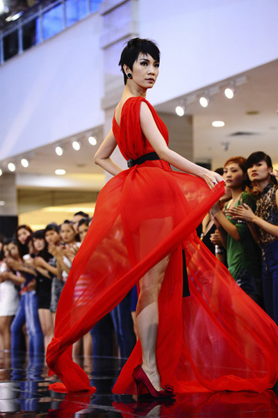 "Vietnam’s Next Top Model là nơi tìm kiếm và đào tạo cho những cô gái thực sự có ước muốn trở thành người mẫu chuyên nghiệp. Vì vậy, tôi quyết định lựa chọn nơi đây để gửi gắm tâm huyết của mình với nghề thời trang, người mẫu Việt Nam", Xuân Lan nói. "Vietnam’s Next Top Model là nơi tìm kiếm và đào tạo cho những cô gái thực sự có ước muốn trở thành người mẫu chuyên nghiệp. Vì vậy, tôi quyết định lựa chọn nơi đây để gửi gắm tâm huyết của mình với nghề thời trang, người mẫu Việt Nam", Xuân Lan nói.