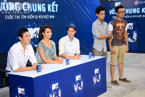 Ngoài chương trình Vietnam’s Got Talent, người đẹp còn rất đắt show với vai trò "ghế nóng" của nhiều chương trình giải trí cũng như các cuộc thi sắc đẹp Việt Nam và quốc tế.