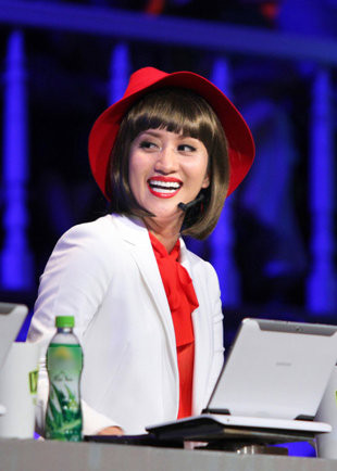 Học múa từ năm lên 7 tuổi nhưng đến năm 2000, Khánh Thi bỏ ngang, trở thành bạn nhảy của Chí Anh rồi cả hai đi du học 5 năm. Họ trở thành cặp đôi vàng của dance sport đỉnh cao Việt Nam một thời. Nhưng tháng 3 năm 2009 hai người đã chia tay. Học múa từ năm lên 7 tuổi nhưng đến năm 2000, Khánh Thi bỏ ngang, trở thành bạn nhảy của Chí Anh rồi cả hai đi du học 5 năm. Họ trở thành cặp đôi vàng của dance sport đỉnh cao Việt Nam một thời. Nhưng tháng 3 năm 2009 hai người đã chia tay.