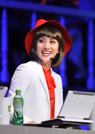 Học múa từ năm lên 7 tuổi nhưng đến năm 2000, Khánh Thi bỏ ngang, trở thành bạn nhảy của Chí Anh rồi cả hai đi du học 5 năm. Họ trở thành cặp đôi vàng của dance sport đỉnh cao Việt Nam một thời. Nhưng tháng 3 năm 2009 hai người đã chia tay.