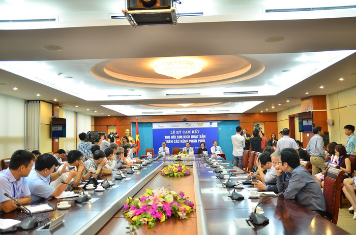 Toàn cảnh lễ ký cam kết thu hồi Sim kích hoạt sẵn trên kênh phân phối.