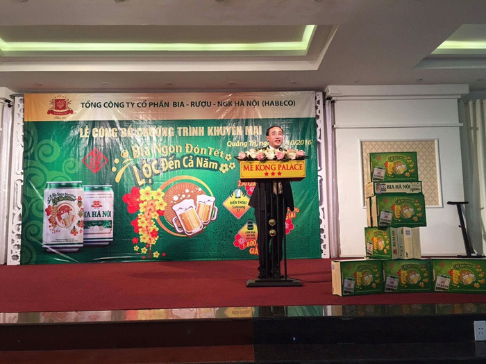 Đại diện HABECO phổ biến nội dung chương trình khuyến mại cho khách hàng - ảnh trong bài nguồn Habeco Đại diện HABECO phổ biến nội dung chương trình khuyến mại cho khách hàng - ảnh trong bài nguồn Habeco