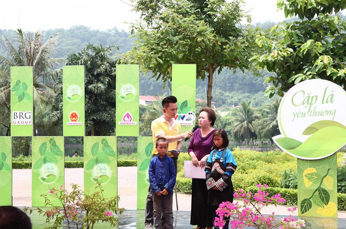 Bà Nguyễn Thị Nga trên sân khấu trực tiếp Cặp lá Yêu thương tại tỉnh Lào Cai tháng 8/2016. Bà Nguyễn Thị Nga trên sân khấu trực tiếp Cặp lá Yêu thương tại tỉnh Lào Cai tháng 8/2016.