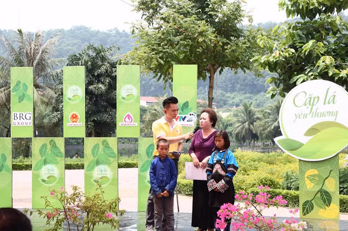 Bà Nguyễn Thị Nga trên sân khấu trực tiếp Cặp lá Yêu thương tại tỉnh Lào Cai tháng 8/2016.