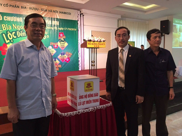 Hoạt động quyên góp ủng hộ đồng bào ở các tỉnh miền Trung bị ảnh hưởng lũ lụt tại buổi lễ Hoạt động quyên góp ủng hộ đồng bào ở các tỉnh miền Trung bị ảnh hưởng lũ lụt tại buổi lễ