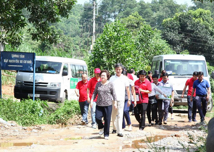 Bà Nguyễn Thị Nga - Chủ tịch HĐQT Tập đoàn BRG dẫn đầu đoàn từ thiện trong chương trình Đồng hành cùng Cặp lá Yêu thương tháng 8 năm 2016 tại tỉnh Lào Cai. Bà Nguyễn Thị Nga - Chủ tịch HĐQT Tập đoàn BRG dẫn đầu đoàn từ thiện trong chương trình Đồng hành cùng Cặp lá Yêu thương tháng 8 năm 2016 tại tỉnh Lào Cai.
