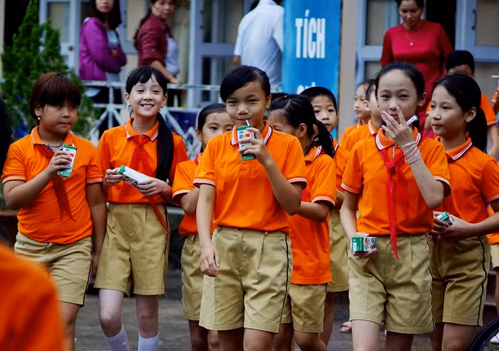 Vinamilk với gần 10 năm tiên phong đi đầu thực hiện chương trình sữa học đường ở các địa phương trên cả nước, nhằm đem đến các sản phẩm sữa dinh dưỡng chất lượng quốc tế cho các em học sinh trên mọi miền đất nước, giúp các em được phát triển toàn diện cả về thể chất và trí lực, vì một Việt Nam Vươn Cao