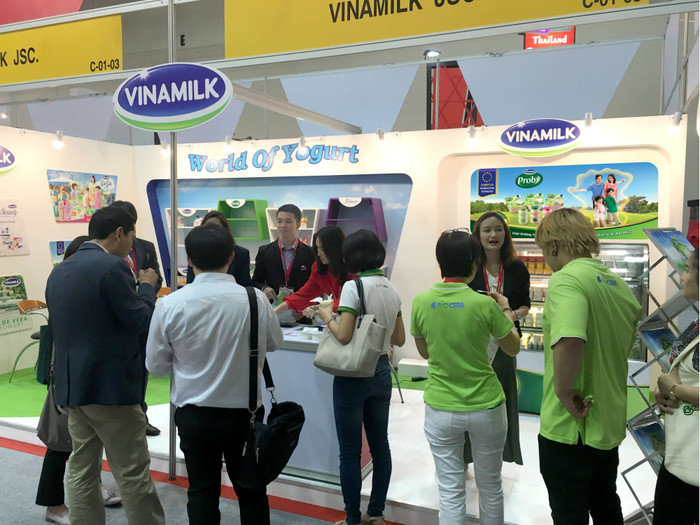Gian hàng sữa chua với chủ đề "World of Yogurt" của Vinamilk nổi bật tại hội chợ Thaiflex và thu hút đông đảo sự chú ý, quan tâm của khách hàng, báo giới - Ảnh: Vinamilk. Gian hàng sữa chua với chủ đề "World of Yogurt" của Vinamilk nổi bật tại hội chợ Thaiflex và thu hút đông đảo sự chú ý, quan tâm của khách hàng, báo giới - Ảnh: Vinamilk.