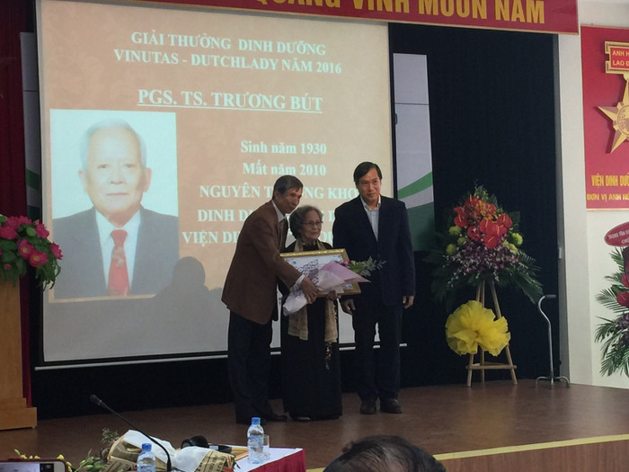 Đại diện Công ty FrieslandCampina Việt Nam (ngoài cùng, bên phải) trao tăng giải thưởng dinh dưỡng Vinutas-Dutch Lady năm 2016 cho phu nhân cố PGS-BS Trương Bút.