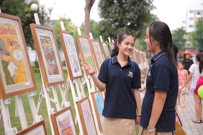 Các em đang thưởng lãm tác phẩm của mình và bạn bè. Các em đang thưởng lãm tác phẩm của mình và bạn bè.