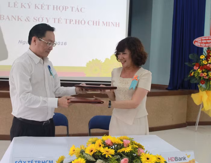 Đại diện HD Bank và Sở Y tế TP.HCM ký cam kết tài trợ