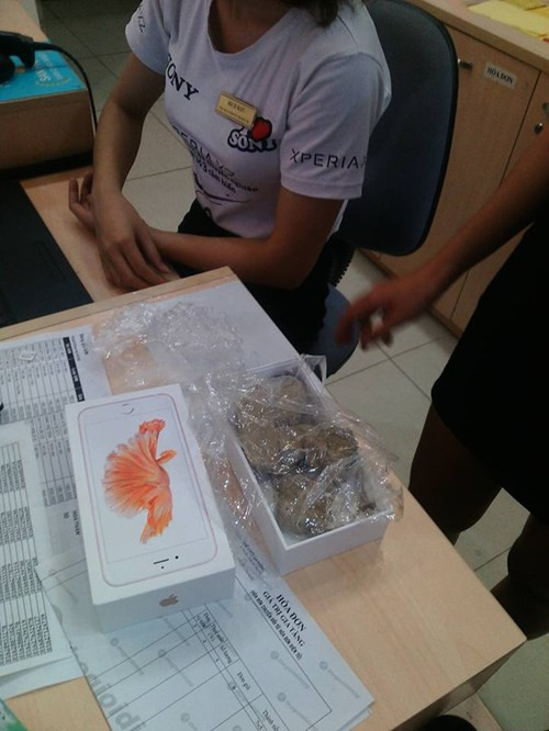 Hộp iPhone chứa toàn đá sau khi khui hộp. Ảnh: Genk Hộp iPhone chứa toàn đá sau khi khui hộp. Ảnh: Genk