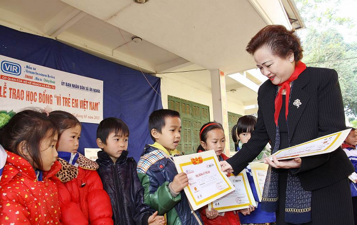 ... trao học bổng trong chương trình từ thiện “Vì trẻ em Việt Nam” do báo Đầu tư tổ chức tại tỉnh Hòa Bình tháng 1/2015. ... trao học bổng trong chương trình từ thiện “Vì trẻ em Việt Nam” do báo Đầu tư tổ chức tại tỉnh Hòa Bình tháng 1/2015.