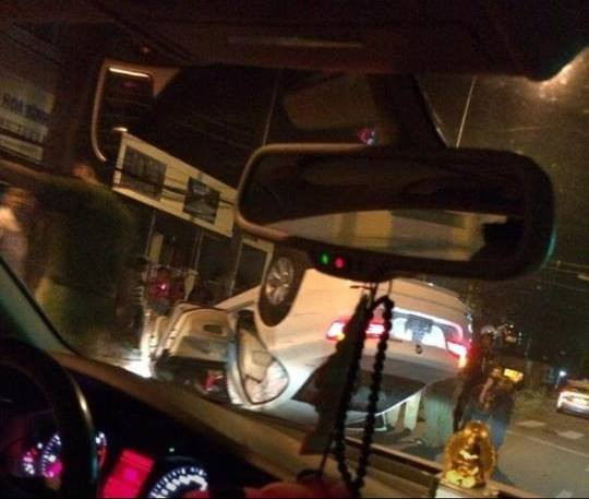 Hình ảnh chiếc xe bị lật ngược của Hoàng Yến Hình ảnh chiếc xe bị lật ngược của Hoàng Yến