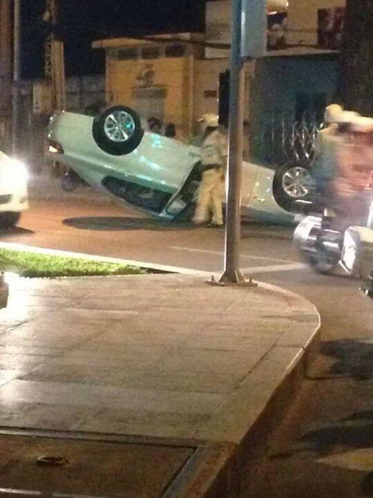 Cảnh sát giao thông có mặt tại hiện trường nơi vừa xảy ra tai nạn Cảnh sát giao thông có mặt tại hiện trường nơi vừa xảy ra tai nạn