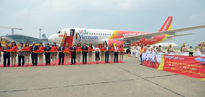 Nghi thức cắt băng khai trương đường bay TP.HCM - Myanmar.