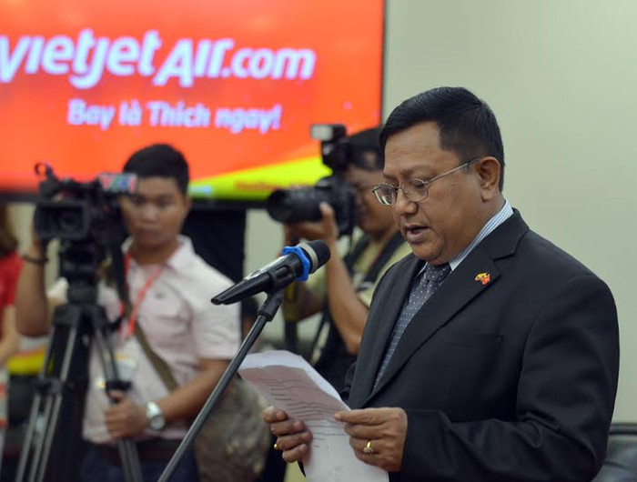 Đại sứ đặc mệnh toàn quyền Cộng hòa Liên bang Myanmar tại Việt Nam Win Hlaing chúc mừng Vietjet.