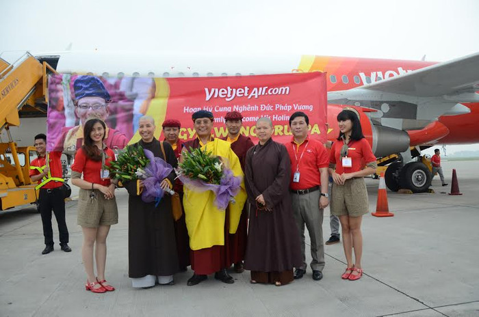 Đức Pháp Vương Gyalwang Drukpa XII và tăng đoàn chụp ảnh lưu niệm cùng lãnh đạo vào nhân viên tiếp viên Vietjet. Đức Pháp Vương Gyalwang Drukpa XII và tăng đoàn chụp ảnh lưu niệm cùng lãnh đạo vào nhân viên tiếp viên Vietjet.