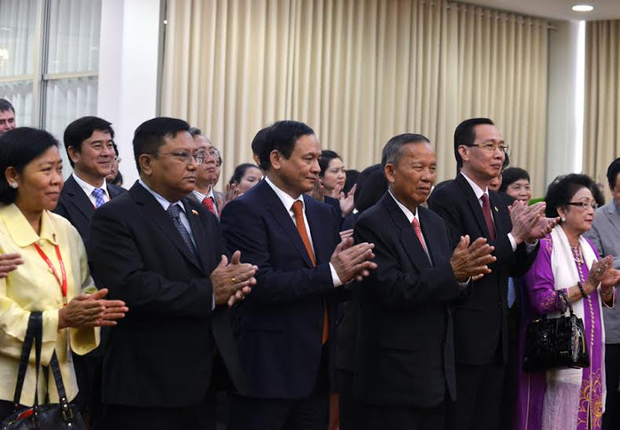 Quan khách dự lễ khai trương đường bay mới.