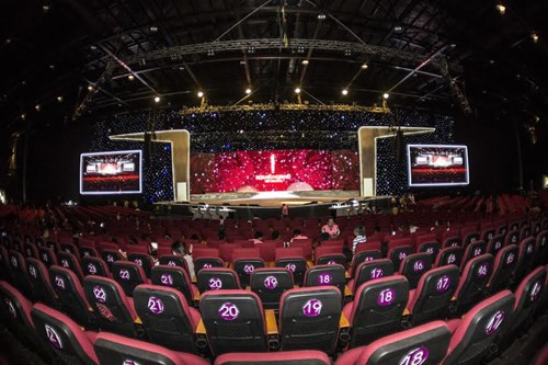 Sân khấu Crown Center trước giờ G. Ảnh: Tiền phong. Sân khấu Crown Center trước giờ G. Ảnh: Tiền phong.