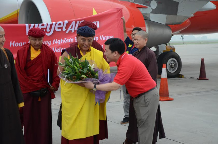 Đại diện Vietjet tăng hoa Đức Pháp Vương Gyalwang Drukpa XII. Đại diện Vietjet tăng hoa Đức Pháp Vương Gyalwang Drukpa XII.