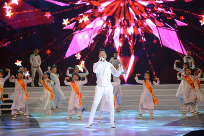 Đêm chung kết Hoa hậu Hoàn vũ Việt Nam 2015 gây ấn tượng mạnh bởi dàn ca sĩ biểu diễn ấn tượng với tên ca sĩ hàng đầu Việt Nam.