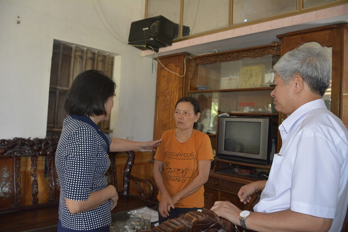 Bà Hiếu cùng đoàn công tác đã đến thăm, tặng quà, động viên bà nội của bé Phát (Ảnh: Minh Thu)