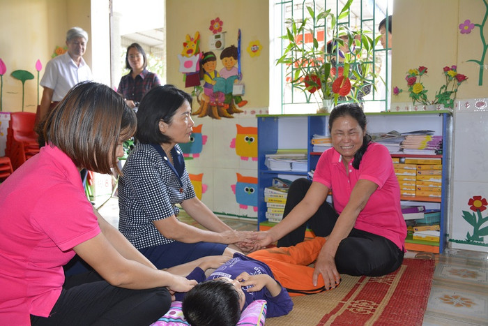 Một trong hai cô giáo trông bé Phát không giấu được cảm xúc khi đoàn kiểm tra của Bộ tới thăm (Ảnh: Minh Thu)