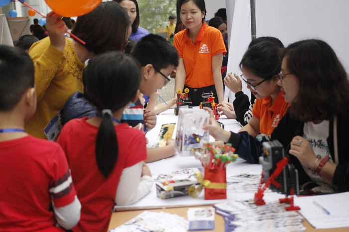 Science Fair 2018 đã mô phỏng từng vùng miền đặc trưng trên thế giới với không khí Giáng sinh tràn ngập và nhiệt huyết khoa học kì diệu. Science Fair 2018 đã mô phỏng từng vùng miền đặc trưng trên thế giới với không khí Giáng sinh tràn ngập và nhiệt huyết khoa học kì diệu.