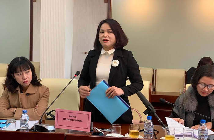 Theo cô Đỗ Thị Mai (đang phát biểu)- Hiệu trưởng trường tiểu học Dịch Vọng B (Hà Nội), ngoài dạy học, giáo viên còn phải chăm sóc học sinh kể cả bữa ăn bán trú. Tính ra, thời gian phải ở trường từ 7h30 và rời trường muộn nhất cũng phải 17h. (Ảnh: Thùy Linh) Theo cô Đỗ Thị Mai (đang phát biểu)- Hiệu trưởng trường tiểu học Dịch Vọng B (Hà Nội), ngoài dạy học, giáo viên còn phải chăm sóc học sinh kể cả bữa ăn bán trú. Tính ra, thời gian phải ở trường từ 7h30 và rời trường muộn nhất cũng phải 17h. (Ảnh: Thùy Linh)