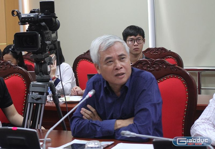 Theo Tiến sĩ Quách Tuấn Ngọc, chấm bài thi trắc nghiệm mà tách khỏi được địa phương thì hệ số an toàn cao lên, tức là tránh được tiêu cực vì ở địa phương áp lực “nhờ vả” rất lớn. (Ảnh: Thùy Linh) Theo Tiến sĩ Quách Tuấn Ngọc, chấm bài thi trắc nghiệm mà tách khỏi được địa phương thì hệ số an toàn cao lên, tức là tránh được tiêu cực vì ở địa phương áp lực “nhờ vả” rất lớn. (Ảnh: Thùy Linh)