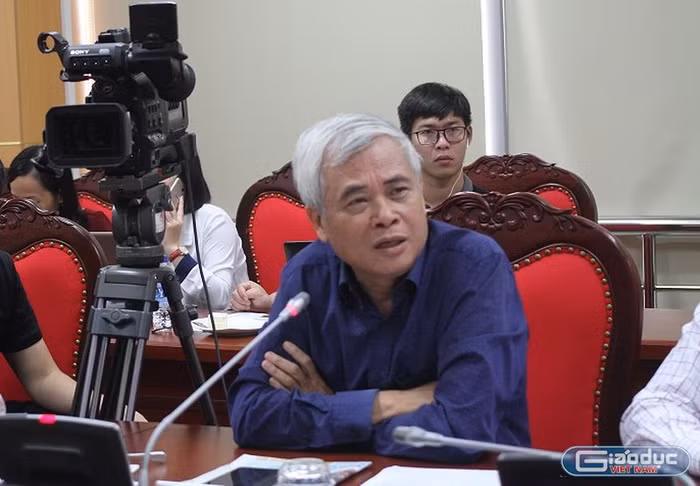 Theo Tiến sĩ Quách Tuấn Ngọc, chấm bài thi trắc nghiệm mà tách khỏi được địa phương thì hệ số an toàn cao lên, tức là tránh được tiêu cực vì ở địa phương áp lực “nhờ vả” rất lớn. (Ảnh: Thùy Linh)