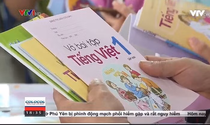 Nhiều chuyên gia cho rằng, chỉ có phá bỏ độc quyền xuất bản sách giáo khoa, Bộ Giáo dục và Đào tạo phải rút khỏi việc kinh doanh sách giáo khoa và thiết bị dạy học mới giải quyết được tận gốc ung nhọt của 1 chương trình 1 bộ sách giáo khoa - chương trình 2000. (Ảnh cắt từ video của VTV) Nhiều chuyên gia cho rằng, chỉ có phá bỏ độc quyền xuất bản sách giáo khoa, Bộ Giáo dục và Đào tạo phải rút khỏi việc kinh doanh sách giáo khoa và thiết bị dạy học mới giải quyết được tận gốc ung nhọt của 1 chương trình 1 bộ sách giáo khoa - chương trình 2000. (Ảnh cắt từ video của VTV)