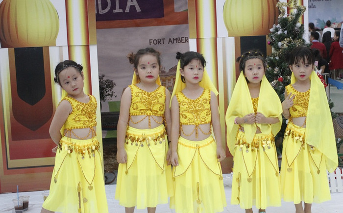Học sinh biểu diễn tiết mục văn nghệ mang văn hóa đặc trưng đến từ Ấn Độ Học sinh biểu diễn tiết mục văn nghệ mang văn hóa đặc trưng đến từ Ấn Độ