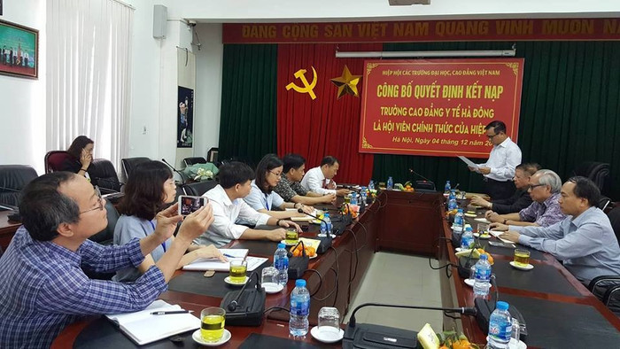 Phó giáo sư Trần Xuân Nhĩ – Phó Chủ tịch Hiệp hội cùng đoàn công tác của Hiệp hội Các trường đại học, cao đẳng Việt Nam đã tới thăm và trao Quyết định, Giấy Chứng nhận Hội viên cho Ban lãnh đạo Trường Cao đẳng Y tế Hà Đông (Ảnh: Võ Dung) Phó giáo sư Trần Xuân Nhĩ – Phó Chủ tịch Hiệp hội cùng đoàn công tác của Hiệp hội Các trường đại học, cao đẳng Việt Nam đã tới thăm và trao Quyết định, Giấy Chứng nhận Hội viên cho Ban lãnh đạo Trường Cao đẳng Y tế Hà Đông (Ảnh: Võ Dung)