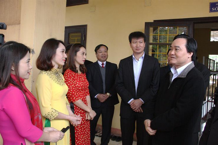 Bộ trưởng lắng nghe tâm tư, chia sẻ của giáo viên (Ảnh: moet.gov.vn) Bộ trưởng lắng nghe tâm tư, chia sẻ của giáo viên (Ảnh: moet.gov.vn)