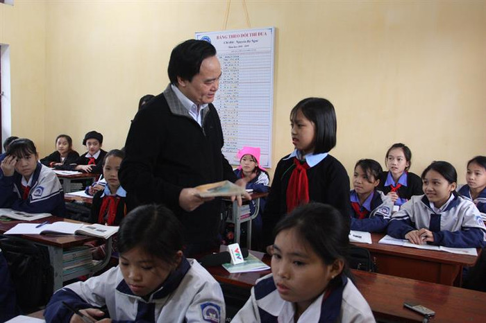 Bộ trưởng Phùng Xuân Nhạ trò chuyện với học sinh Trường Phổ thông dân tộc nội trú Trung học cơ sởhuyện Văn Yên, tỉnh Yên Bái (Ảnh: moet.gov.vn) Bộ trưởng Phùng Xuân Nhạ trò chuyện với học sinh Trường Phổ thông dân tộc nội trú Trung học cơ sởhuyện Văn Yên, tỉnh Yên Bái (Ảnh: moet.gov.vn)