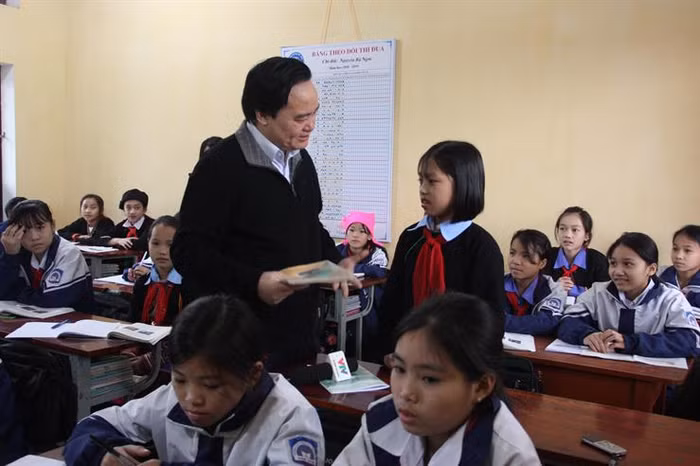 Bộ trưởng Phùng Xuân Nhạ trò chuyện với học sinh Trường Phổ thông dân tộc nội trú Trung học cơ sởhuyện Văn Yên, tỉnh Yên Bái (Ảnh: moet.gov.vn)