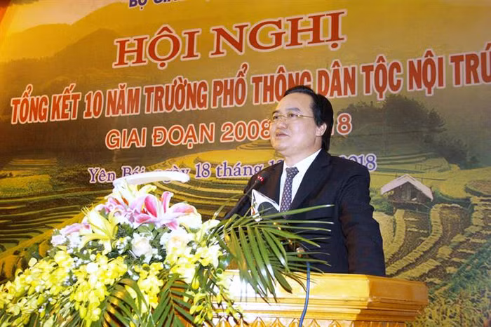 Bộ trưởng Phùng Xuân Nhạ bày tỏ, các cháu học trong trường nội trú, xa nhà, ở với thầy cô 24/24 giờ, nhiều hơn cả với bố mẹ, do vậy các thầy cô phải đóng vai trò như bố mẹ trong gia đình (Ảnh: Moet.gov.vn)