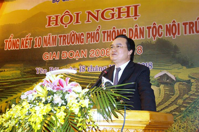 Bộ trưởng Phùng Xuân Nhạ bày tỏ, các cháu học trong trường nội trú, xa nhà, ở với thầy cô 24/24 giờ, nhiều hơn cả với bố mẹ, do vậy các thầy cô phải đóng vai trò như bố mẹ trong gia đình (Ảnh: Moet.gov.vn) Bộ trưởng Phùng Xuân Nhạ bày tỏ, các cháu học trong trường nội trú, xa nhà, ở với thầy cô 24/24 giờ, nhiều hơn cả với bố mẹ, do vậy các thầy cô phải đóng vai trò như bố mẹ trong gia đình (Ảnh: Moet.gov.vn)
